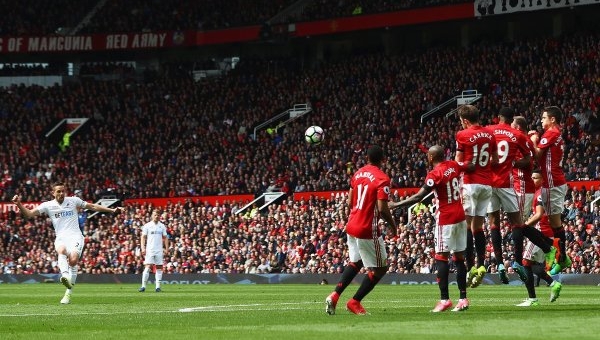 VIDEO: Pha sút phạt khiến De Gea bất lực của Swansea