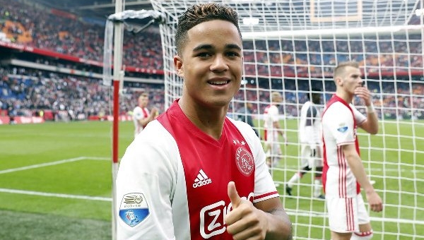 VIDEO: Justin Kluivert lại lập tuyệt phẩm trong màu áo Ajax