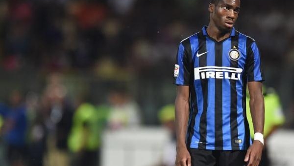 VIDEO: Sao Inter Milan phản lưới khó tin từ khoảng cách 40m