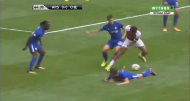 VIDEO: Xem sao trẻ Arsenal biến Fabregas thành gã hề