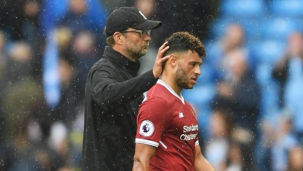 VIDEO: Màn trình diễn thảm họa của Chamberlain vs Leicester