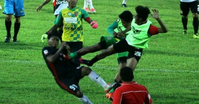 Cầu thủ Indonesia hỗn chiến kinh hoàng, đuổi đánh trọng tài