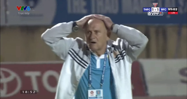 HLV Petrovic sốc trước 2 pha bỏ lỡ phút bù giờ của Thanh Hóa