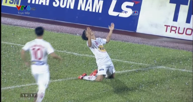 VIDEO: Công Phượng kiến tạo, Minh Vương mở tỷ số cho HAGL