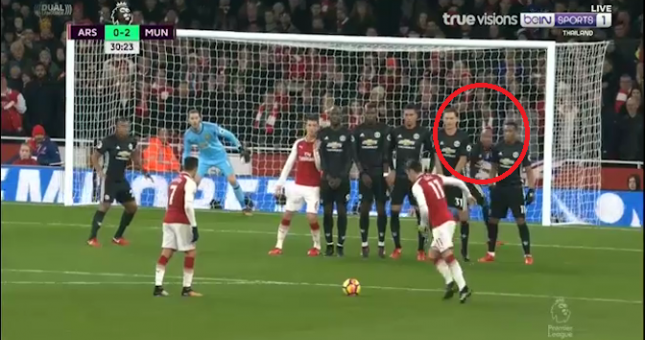 VIDEO: Pha bắt bài tinh quái của Ashley Young với Mesut Ozil