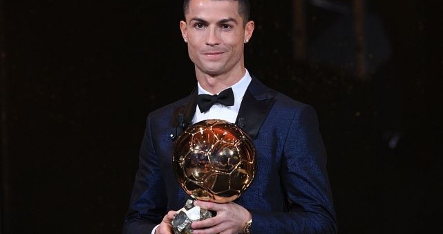 VIDEO: Ronaldo nhận Quả Bóng Vàng 2017 trên tháp Eiffel