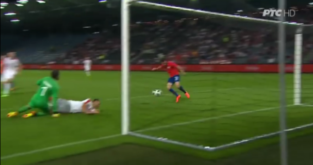 VIDEO: Pha bỏ lỡ không tưởng của tiền đạo Chile vs Serbia