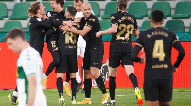 Thắng nhọc nhằn Elche, Barca tiếp tục bám đuổi Atletico