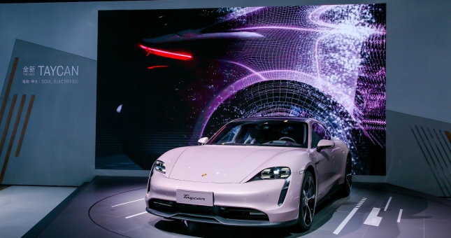 Porsche Taycan màu 'hường' nổi bật tại triển lãm xe Thành Đô