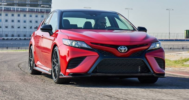 Toyota Camry bán chạy nhất phân khúc sedan hạng D tại Việt Nam