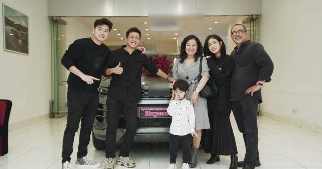 Vlogger Huyme sắm Range Rover Evoque đẹp lung linh giá trên 3,5 tỷ