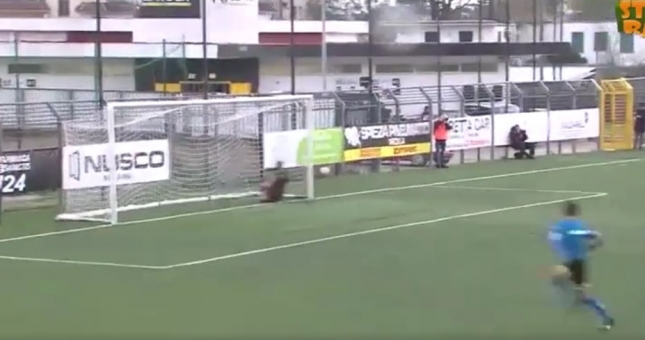 Khó tin: Bóng ra ngoài nhưng trọng tài vẫn công nhận bàn thắng