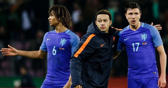 Văn Hậu bất ngờ nhận quà từ tiền đạo của ĐT Hà Lan