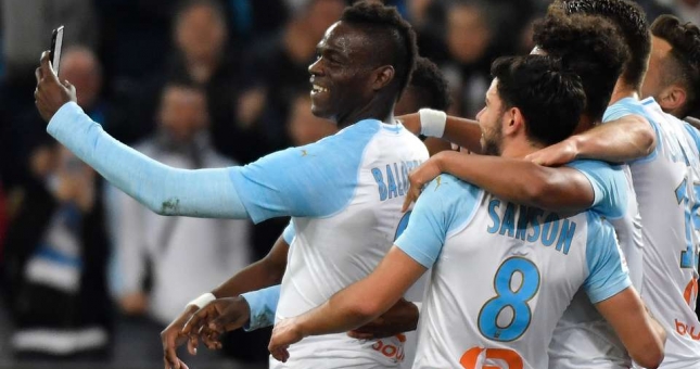 Balotelli 'tự sướng' cùng đồng động sau khi lập siêu phẩm