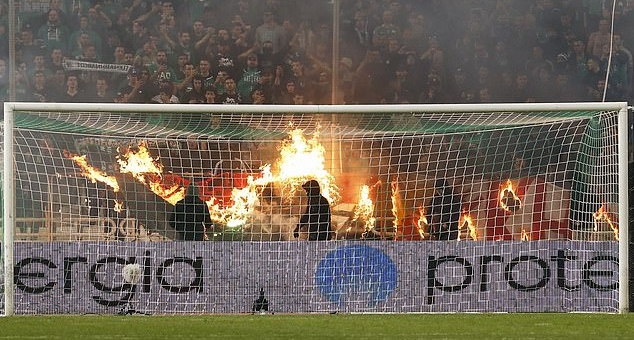 VIDEO: Khán đài rực lửa trong trận Derby lớn nhất Hy Lạp