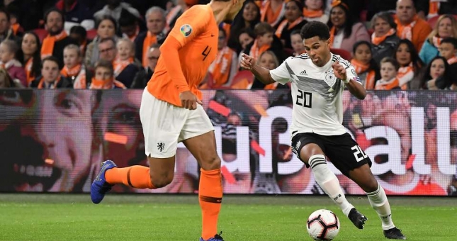 Fan phát cuồng vì pha rê bóng của Gnabry vượt qua Van Dijk 