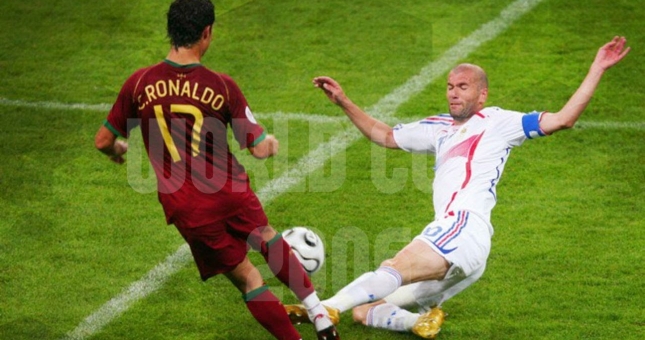 VIDEO: Cristiano Ronaldo gặp ông thầy Zidane lần đầu thế nào