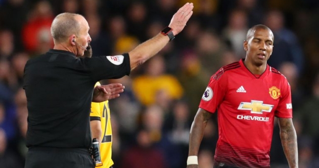 Fan chỉ trích thậm tệ Young, đòi đuổi ngay Romero và Rojo