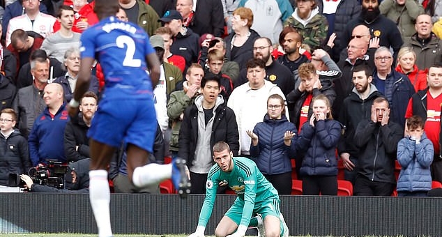 Gary Neville: 'De Gea hãy tránh xa bóng đá'