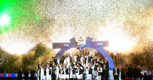 Chùm ảnh: Ronaldo ăn mừng chức vô địch cùng Juventus trên sân nhà