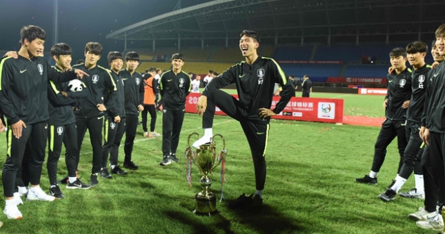 Đội bóng trả giá đắt vì có hành động khiếm nhã với cúp vô địch