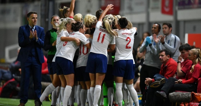 Thắng sát nút, nữ Anh nhọc nhằn giành 3 điểm ngày ra quân