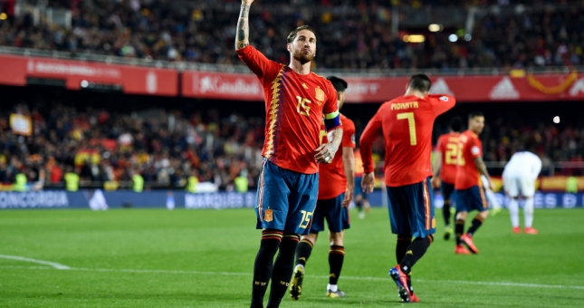 Thắng dễ Thụy Điển, Tây Ban Nha độc chiếm ngôi đầu