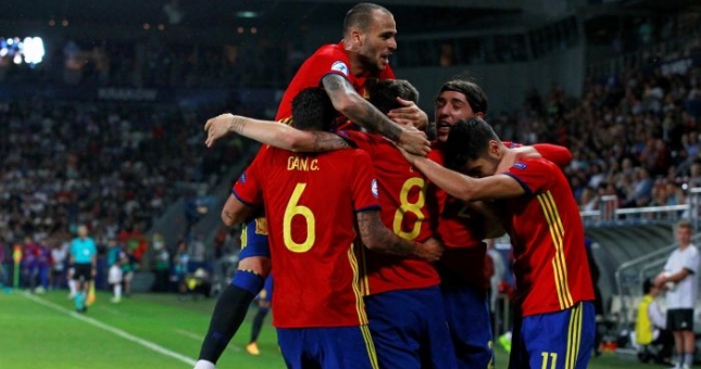 Hủy diệt Ba Lan, Tây Ban Nha leo một mạch lên ngôi đầu bảng