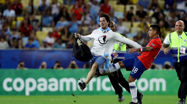 Sao Chile tung cước hạ CĐV gây rối tại Copa America 