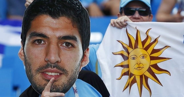 VIDEO: Té ngửa với tình huống đòi penalty ngớ ngẩn của Suarez