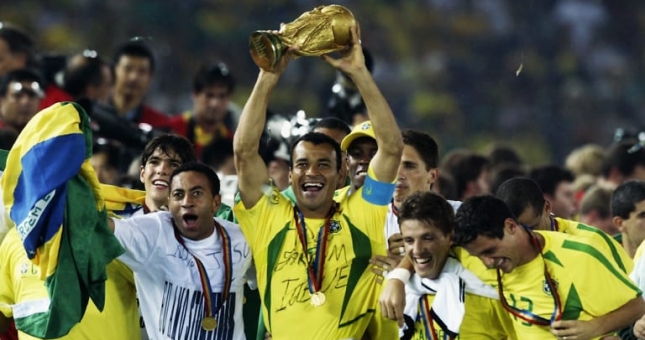 Không ăn chơi, nhà vô địch World Cup 2002 vẫn lâm vào cảnh mất nhà mất cửa