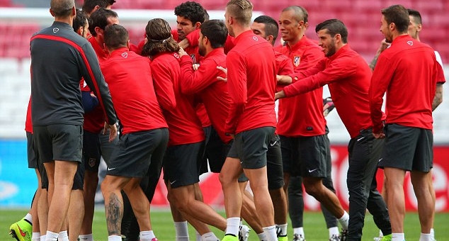 Vừa đến Madrid, sao Tottenham đã bị đánh hội đồng 