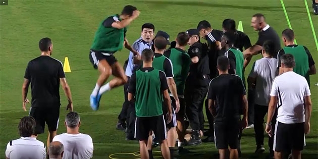 Náo loạn trong buổi tập, Ronaldo 'nhảy bổ' vào nhân viên an ninh
