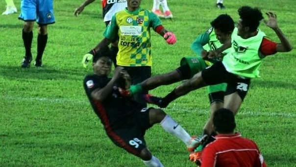 Bị rút thẻ, cầu thủ tung cước đạp giữa đầu trọng tài 