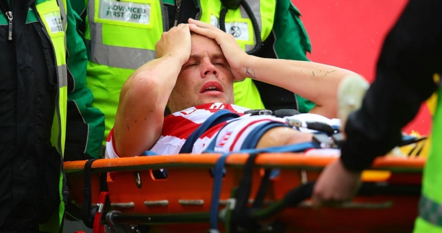 Cận cảnh pha gãy gập chân đầy ám ảnh của cựu sao MU 