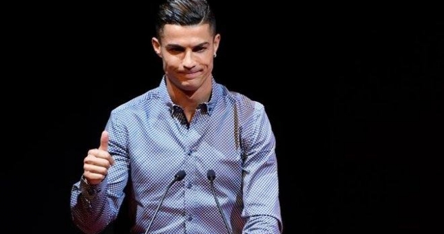 Ronaldo: 'Barca mua nhiều như thế mà có vô địch được đâu'