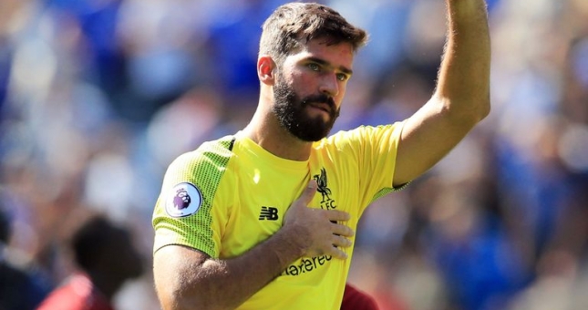 Thủ thành Alisson biến thành trò hề vì pha bóng siêu ngớ ngẩn 