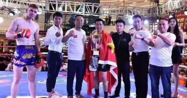 'Ông già' Trung Quốc tuổi 52 hạ gục tay đấm U20 đầy nghi vấn 