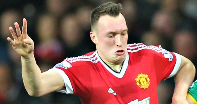 VIDEO: Phil Jones lại tự biến mình thành trò hề trên sân tập