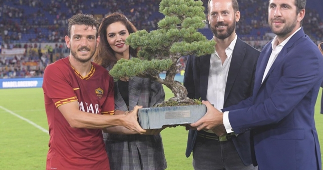 Hạ Real, Roma được trao chiếc cúp 'quái lạ' nhất thế giới