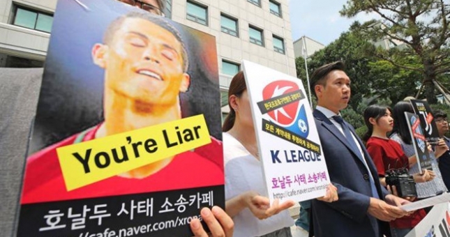 Vượt 8000km đến chất vấn Ronaldo, CĐV Hàn Quốc nhận cái kết đắng 