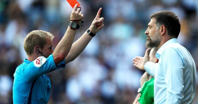 Lộ cái tên đen đủi trở thành 'chuột bạch' cho luật HLV nhận thẻ đỏ