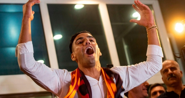 Cựu sao MU được chào đón như tổng thống tại 'vùng đất mới' 