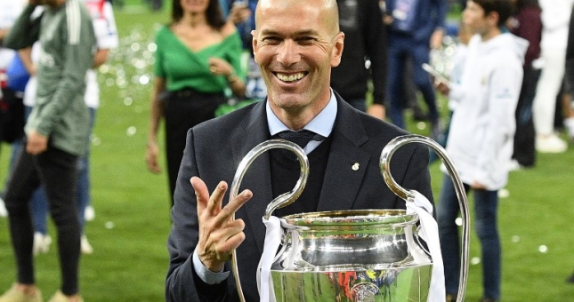 Zidane bỏ tiền vệ ngôi sao, chọn thủ môn ĐNÁ đá C1
