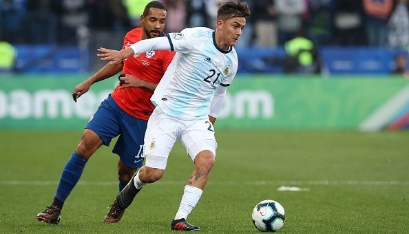 Argentina chia điểm trong ngày vắng 'Messi đệ nhị' trở thành điểm sáng