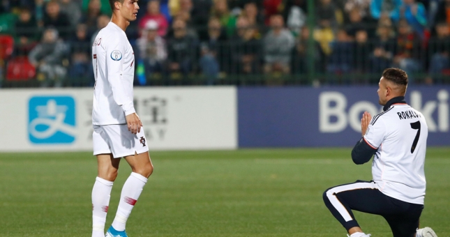 Fan hâm mộ quỳ gối trước Ronaldo trong ngày CR7 lập kỉ lục 