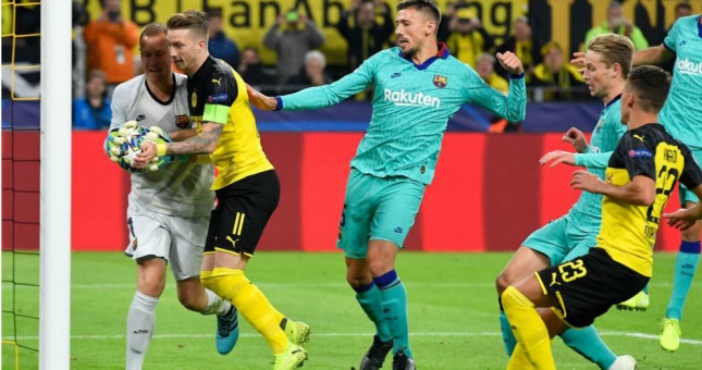 Hé lộ pha bóng phạm luật giúp Barca 'chết hụt'