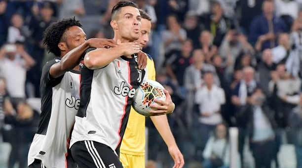 Ronaldo tỏa sáng rực rỡ, Juventus tạm chiếm ngôi đầu 