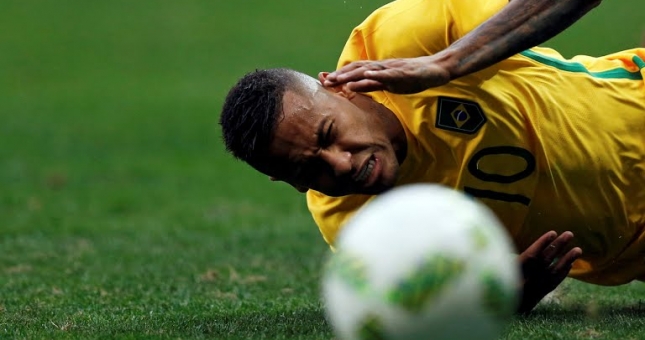 Ghi bàn sỉ nhục đối thủ, sao Chile bị cả đội đuổi đánh 