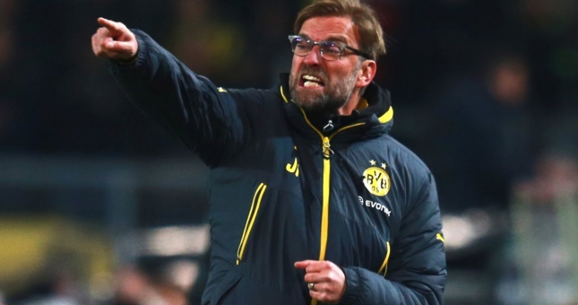 VIDEO: Bị chế nhạo, HLV cởi giày ném thẳng mặt CĐV